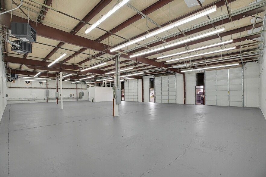 More Photos Of 2630 SE 39th Loop, Hillsboro Warehouse For Lease