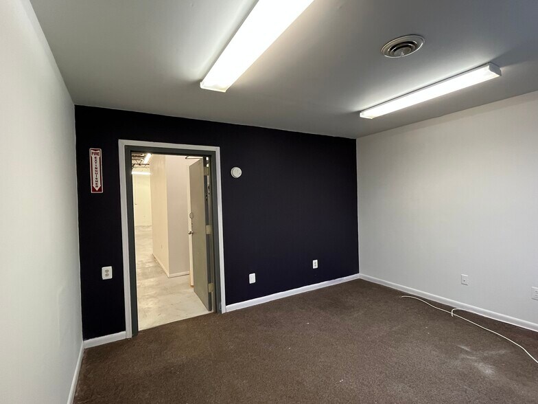 More Photos Of 154 Lafayette Ave, Laurel Light Manufacturing For Lease