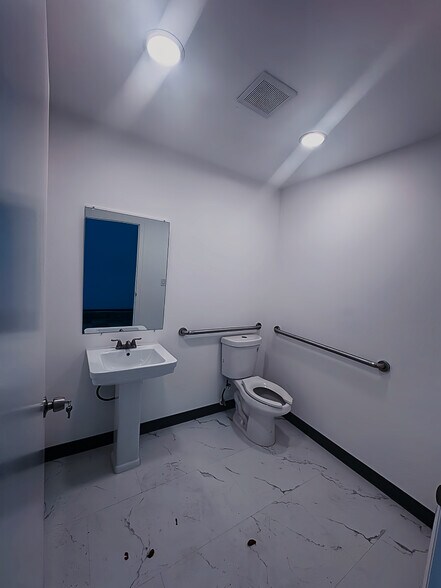 More Photos Of 1949 NE 163rd St, North Miami Beach Freestanding For Lease