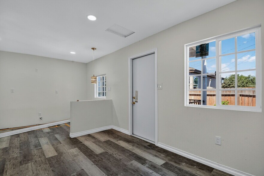 More Photos Of 400 N Hayes Ave, Oxnard Multifamily For Sale