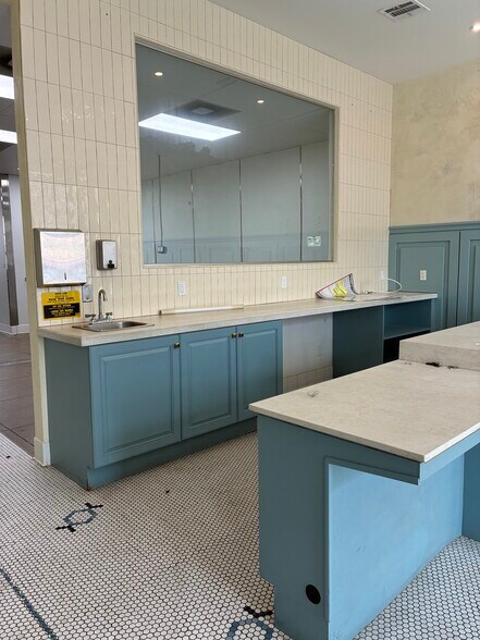 More Photos Of 5158 Hollywood Blvd, Los Angeles Storefront For Lease