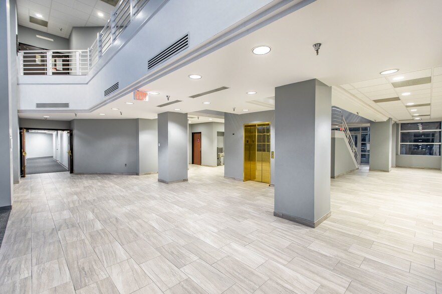 More Photos Of 30201 Orchard Lake Rd, Farmington Hills Office For Sale