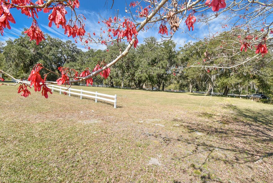 More Photos Of 831 Huntington Rd, Crescent City Freestanding For Sale