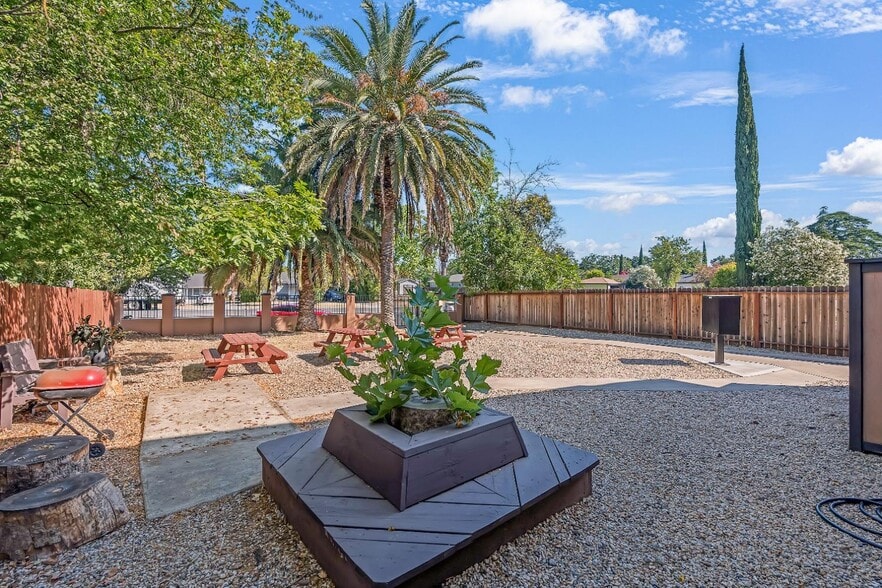 More Photos Of 2944 Del Paso Blvd, Sacramento Apartments For Sale