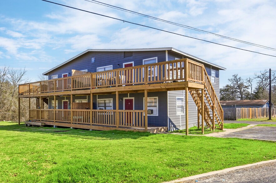 More Photos Of 1105 Westwood Ln, Giddings Apartments For Sale