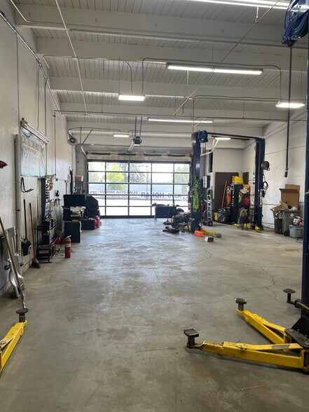 More Photos Of 16001 SE Mcloughlin Blvd, Milwaukie Auto Repair For Lease