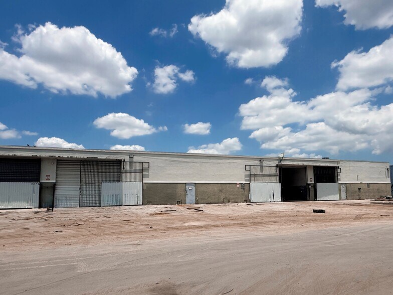 More Photos Of 2335-2337 NW 149th St, Opa-locka Warehouse For Lease
