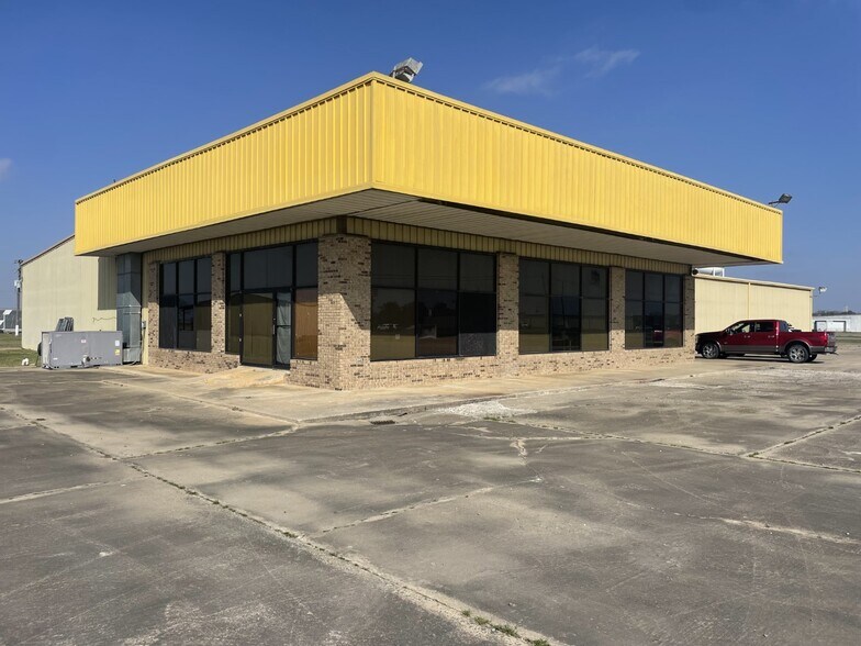 More Photos Of 1914 Whitehead dr, DeWitt Showroom For Sale