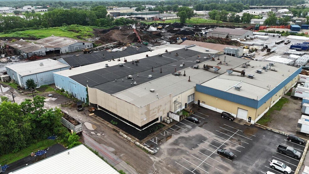 More Photos Of 2100 Advance Ave, Columbus Manufacturing For Lease