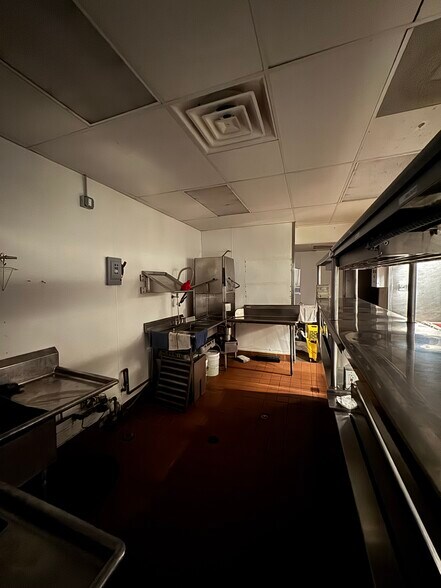 More Photos Of 215 W North Ave, Chicago Restaurant For Lease