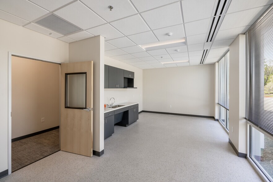 More Photos Of Mustang Court at DFW International Airport, Bldg 1, Grapevine Unknown For Lease