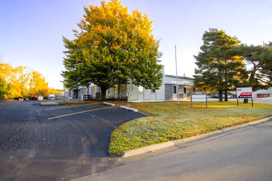 More Photos Of 1407 Rensen St, Lansing Office For Sale