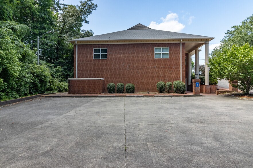 More Photos Of 1421 Ross Dr, Dalton Office For Sale