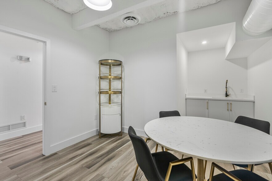 More Photos Of 2075-2129 W 76th St, Hialeah Showroom For Lease