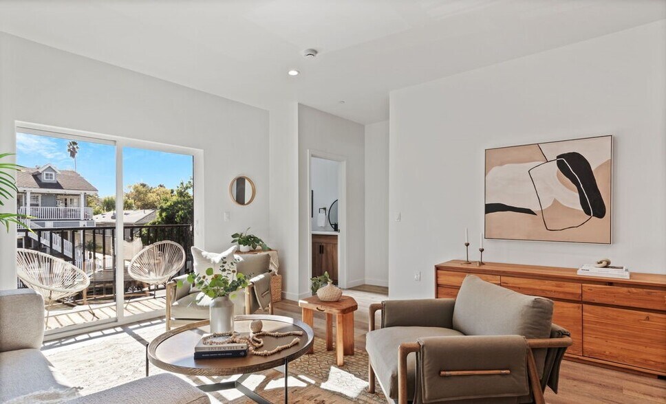 More Photos Of 10821 Hartsook St, North Hollywood Apartments For Sale