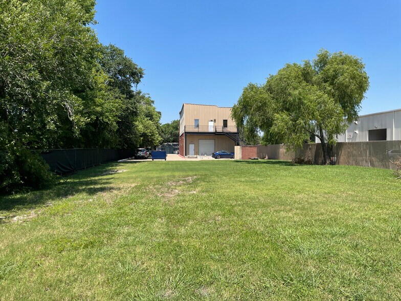 More Photos Of 11511 N Garden St, Houston Office Residential For Sale