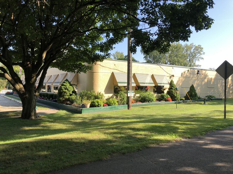 More Photos Of 56495 Grand River Ave, New Hudson Warehouse For Lease