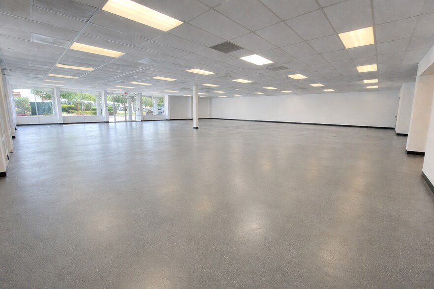 More Photos Of 5906-5972 Pembroke Rd, West Park Storefront For Lease