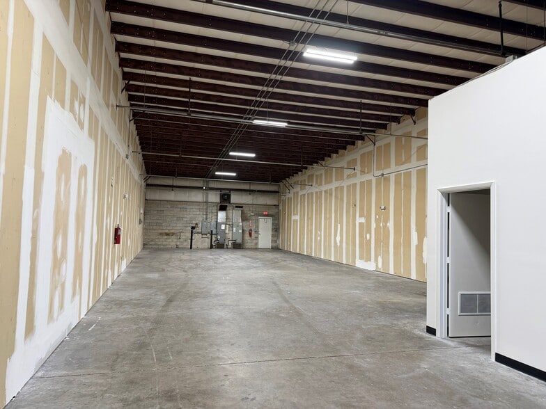 More Photos Of 6433 Pinecastle Blvd, Orlando Warehouse For Lease