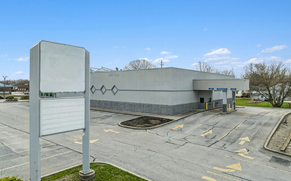 More Photos Of 305 W Main St, Ottawa Drugstore For Lease