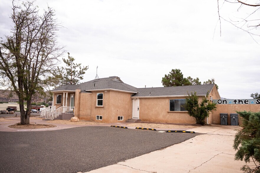 More Photos Of 1545 W State St, Hurricane Veterinarian Kennel For Lease