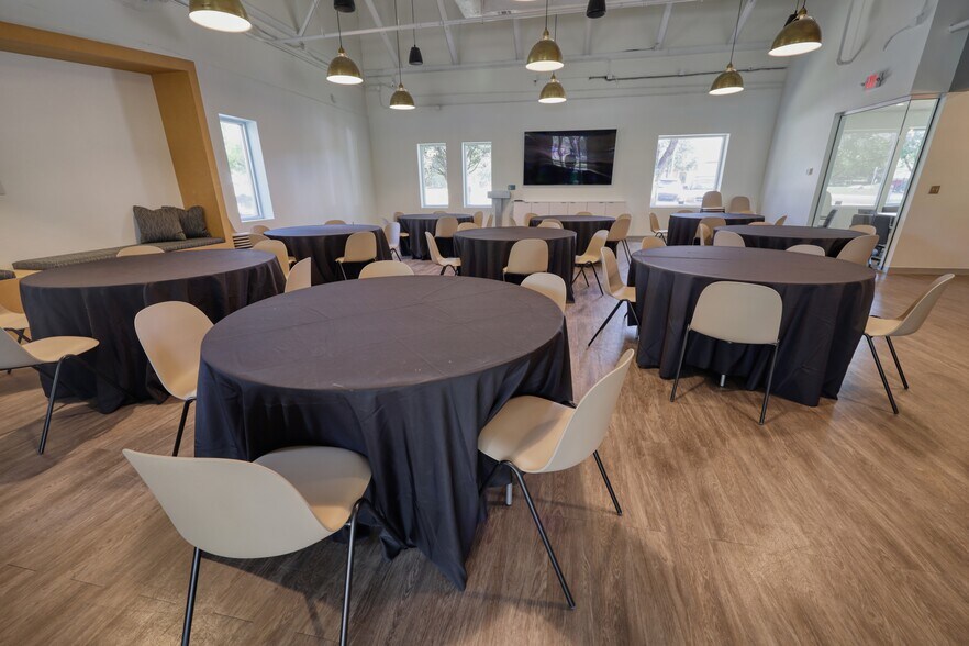 More Photos Of 1390 E Bitters Rd, San Antonio Office For Lease