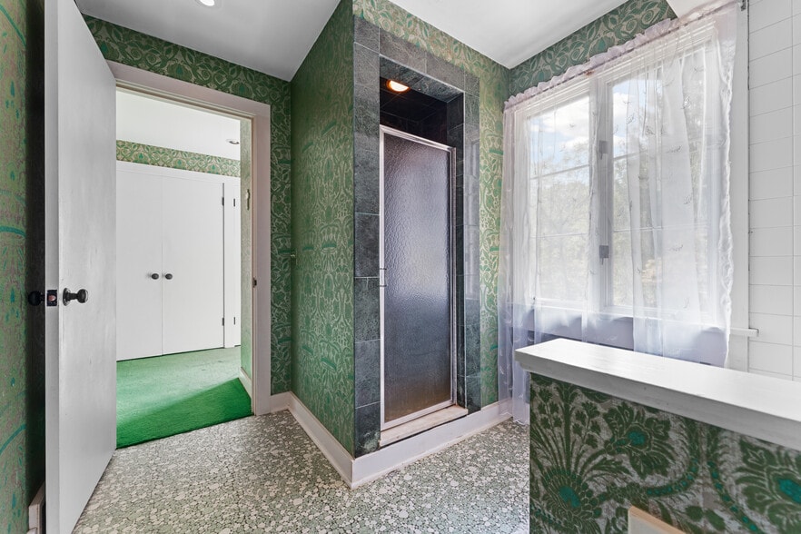 More Photos Of 550 Warner rd, Vienna Specialty For Sale