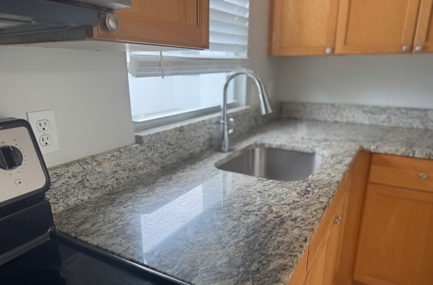 More Photos Of 2015 S Tuttle Ave, Sarasota Medical For Sale