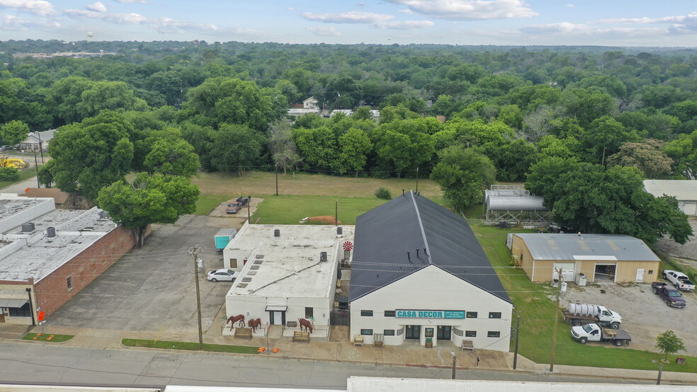 Primary Photo Of 315 York Ave, Weatherford Storefront For Sale