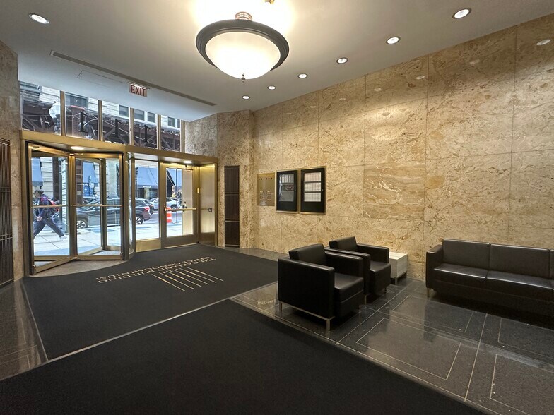 More Photos Of 111 N Wabash Ave, Chicago Office For Lease