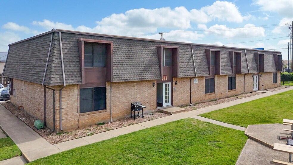 More Photos Of 900 Willowwood St, Denton Dormitory For Sale
