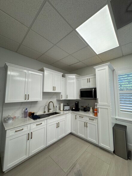More Photos Of 15429 N Florida Ave, Tampa Medical For Lease