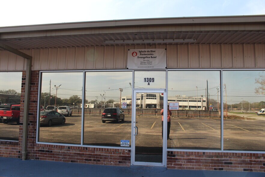 More Photos Of 1301-1309 Sandy Ln, Baytown General Retail For Sale