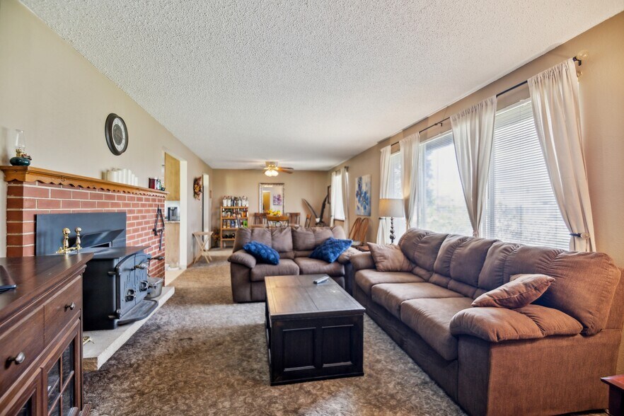 More Photos Of 2515 176th St E, Tacoma Showroom For Sale