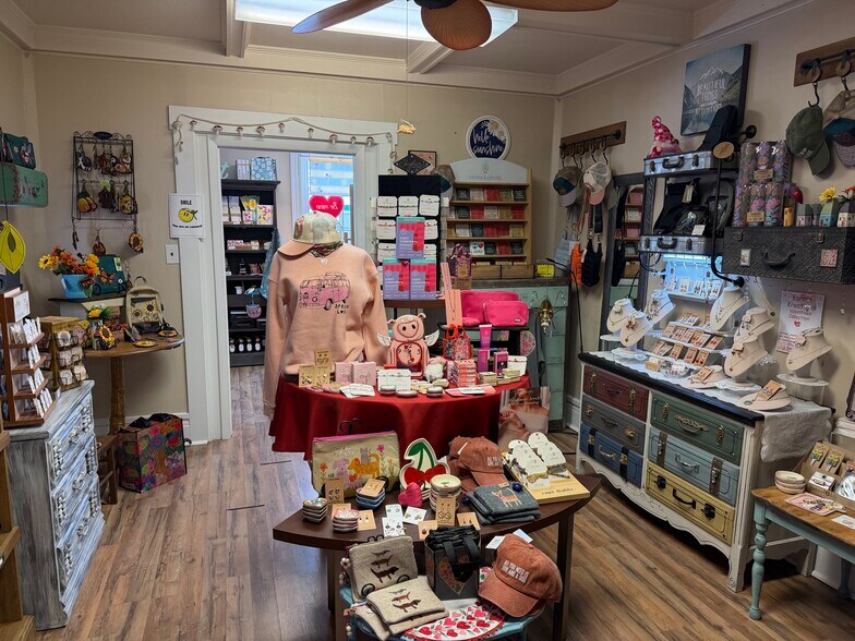 More Photos Of 138 W Main St, Ligonier Storefront Retail Residential For Sale