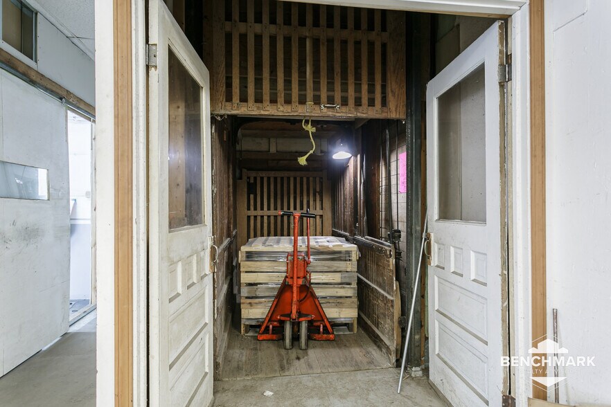 More Photos Of 4017 Railroad, Williamson Warehouse For Sale
