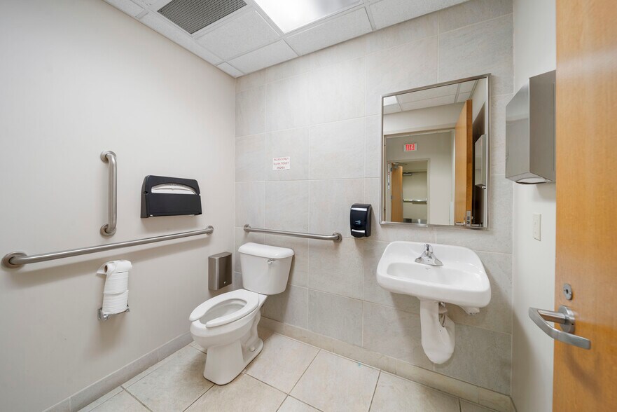 More Photos Of 7447 Riverside Pky, Tulsa Bank For Lease