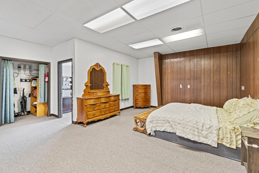 More Photos Of 3160 W Arrow St, Marshall Flex For Sale