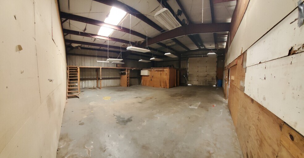 More Photos Of 2300 Grand Blvd, Holiday Light Distribution For Lease