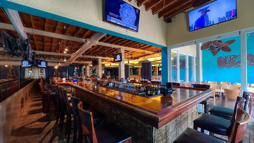 More Photos Of 852-862 5th Ave S, Naples Storefront For Sale