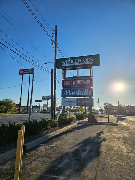 More Photos Of 4900 Shelbyville Rd, Louisville Unknown For Lease