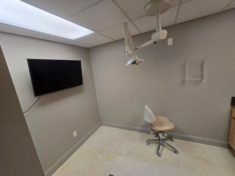 More Photos Of 427-433 Carriage Dr, Beckley Medical For Sale