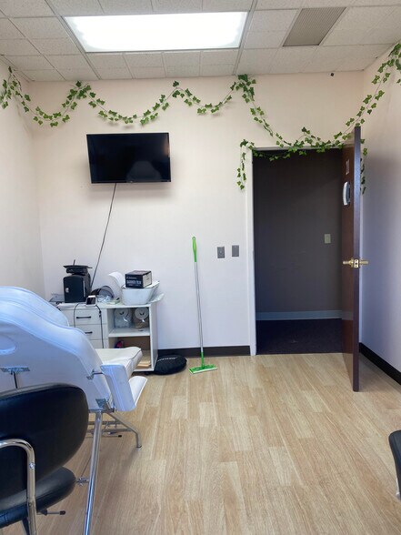 More Photos Of 559 Main St, Bethlehem Storefront For Lease