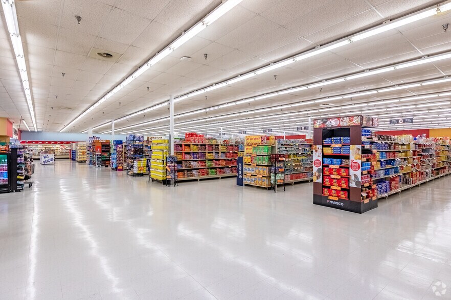 More Photos Of 140 W Dykes St, Cochran Supermarket For Lease