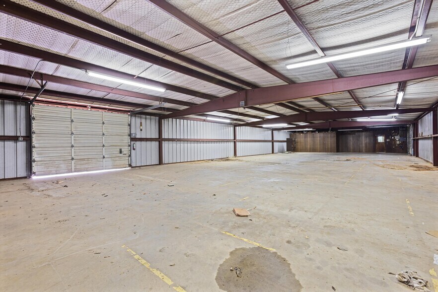 More Photos Of 600 Turner Dr, Palestine Warehouse For Sale