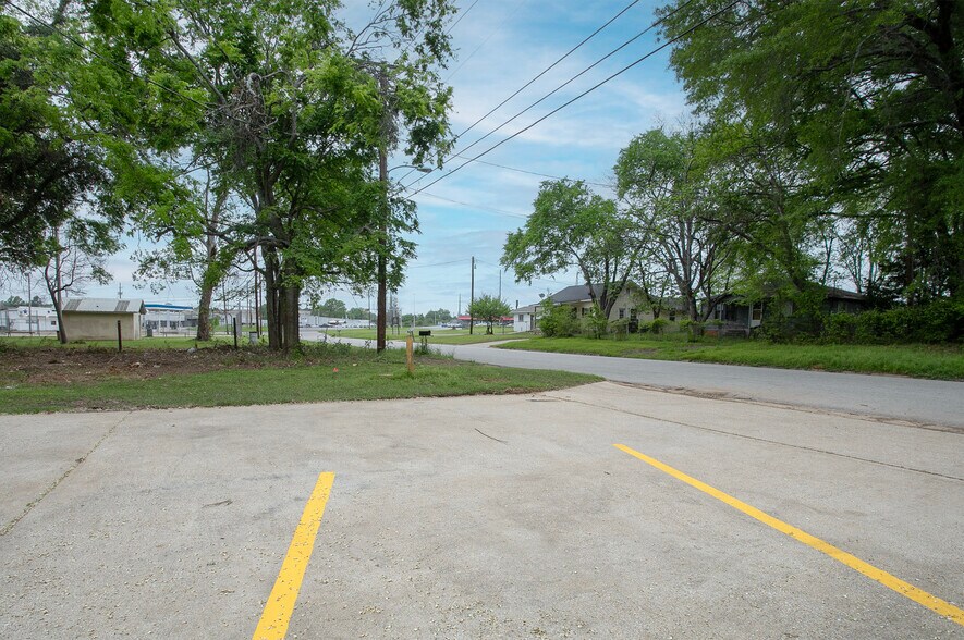 More Photos Of 2410 Angeline St, Kilgore Freestanding For Lease
