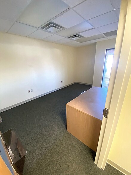 More Photos Of 109 Platinum Dr, Bridgeport Office For Lease