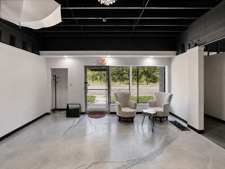 More Photos Of 44 W Lincoln Hwy, Chicago Heights Office For Lease