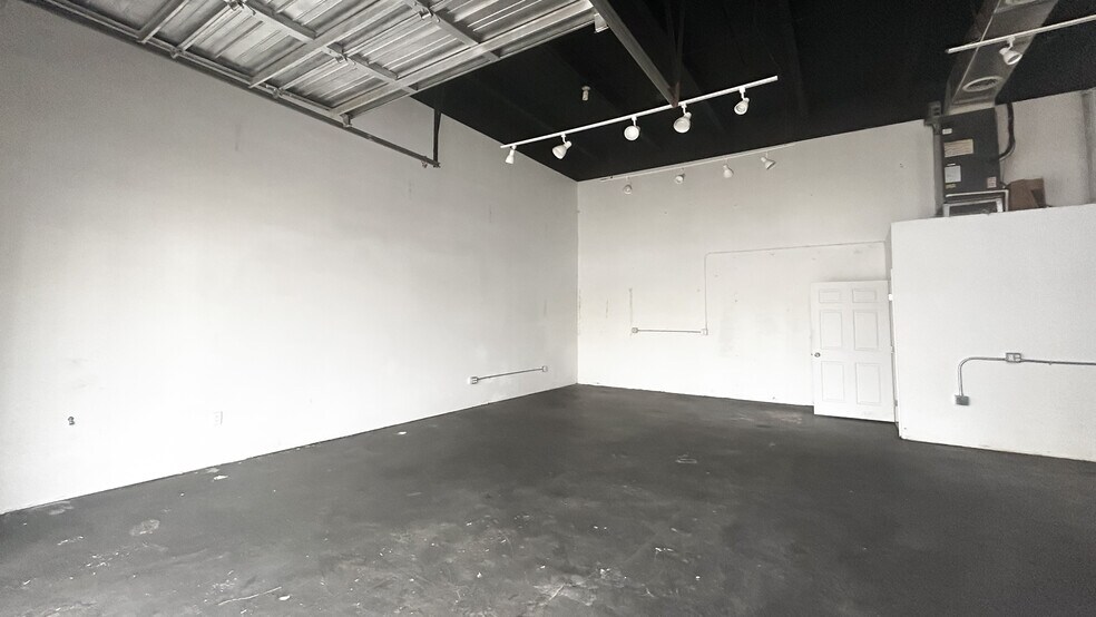 More Photos Of 7101 N Miami Ave, Miami Flex For Lease