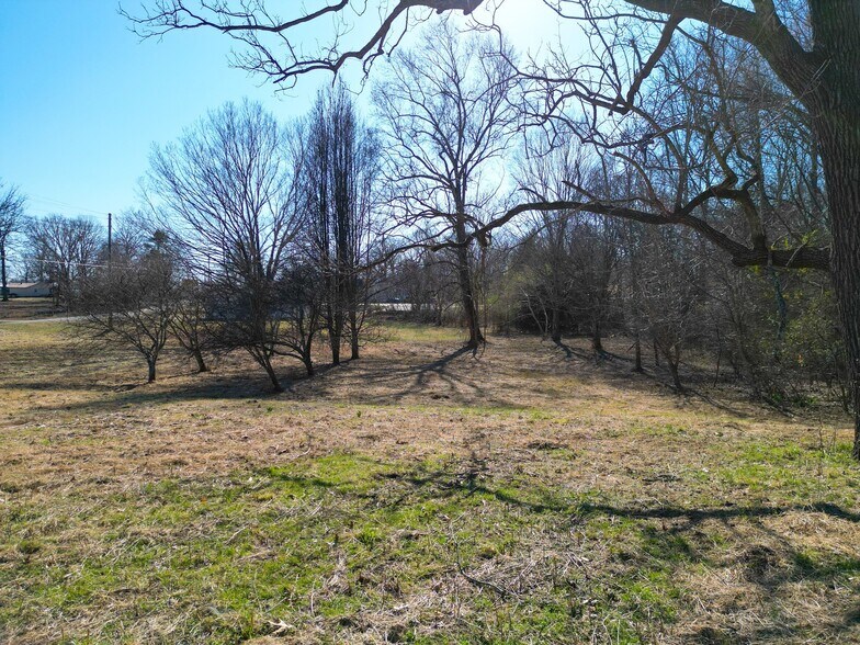 More Photos Of 2815 TN-49 Hwy, Charlotte Auto Repair For Sale